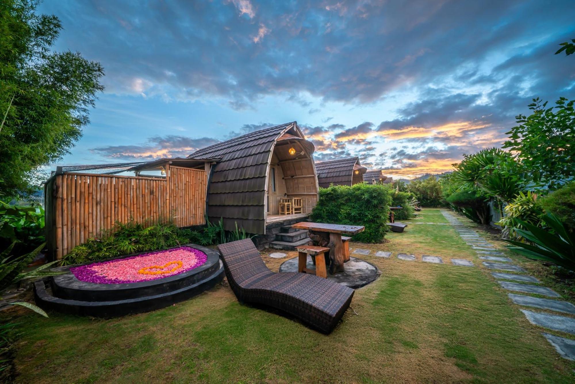 Tegal Bamboo Cottages & Private Hot Spring Baturaja  외부 사진